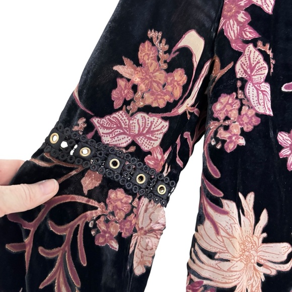 Miss Me Small Black Floral Velvet Bell‎ Sleeve Blouse • Boho Festival Party - Picture 4 of 8